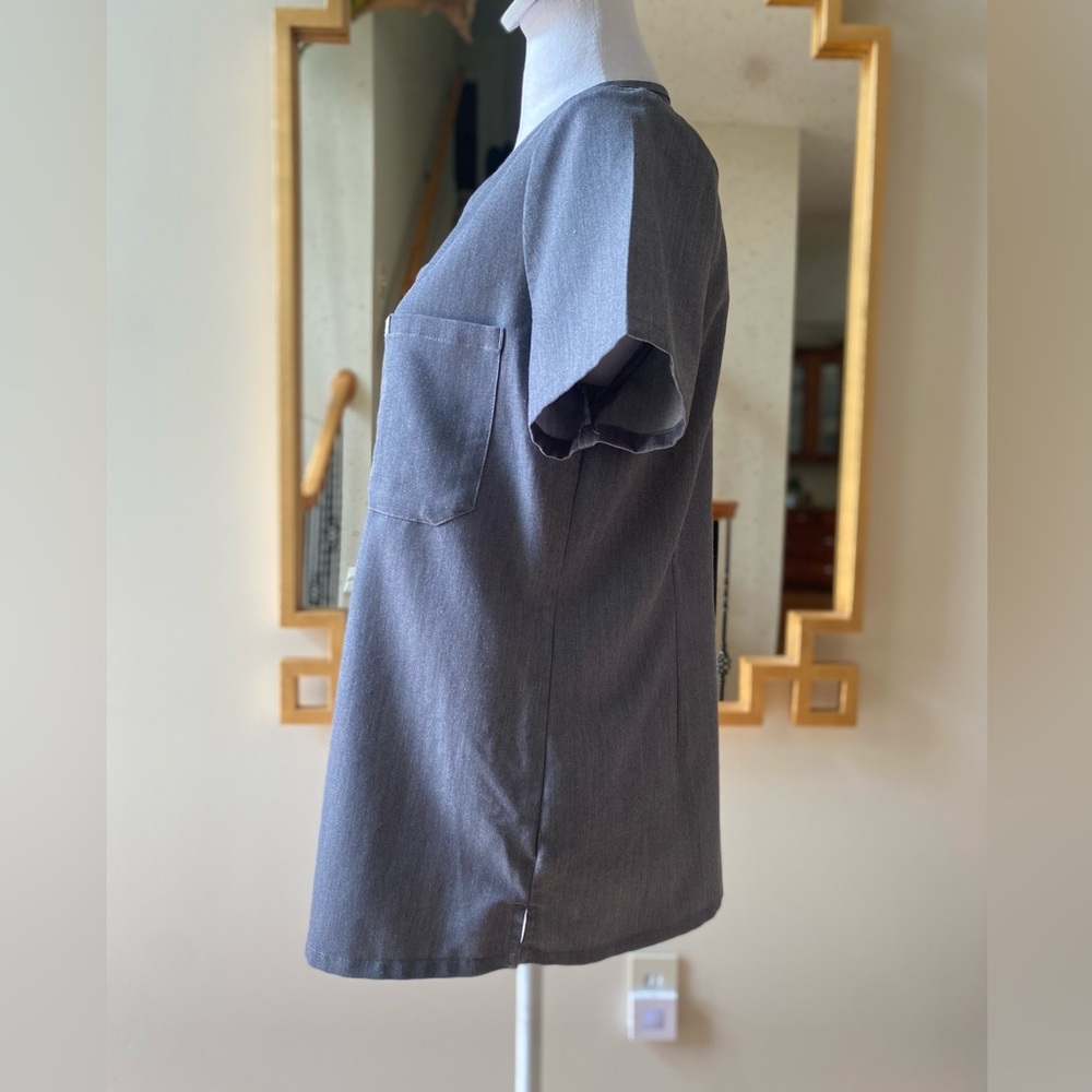 FIGS Catarina One-Pocket Scrub Top™ small - Gray Graphite - Picture 6 of 14